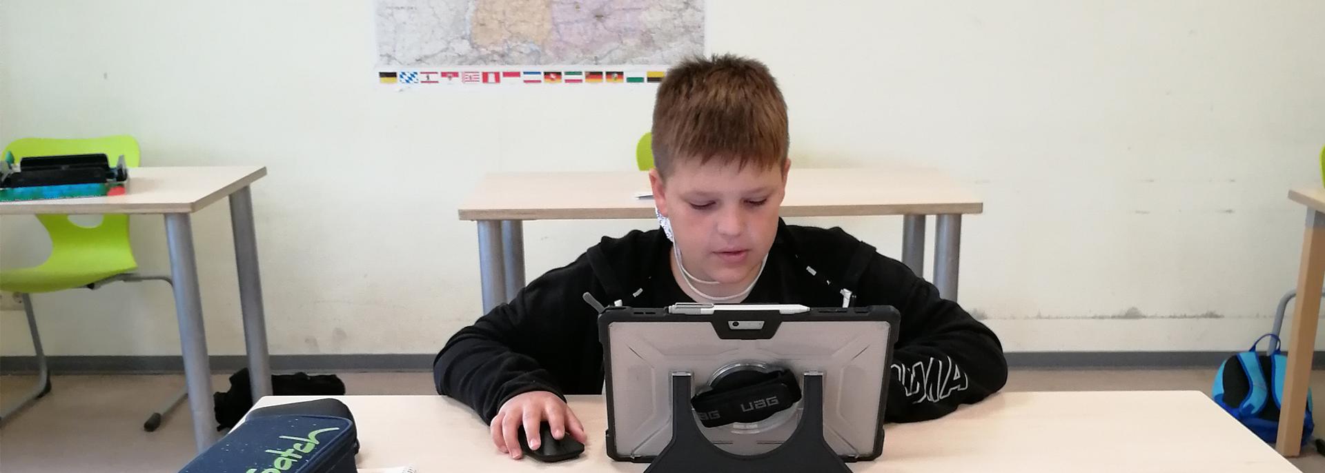 Junge vor Tablet erledigt seine Hausaufgaben 